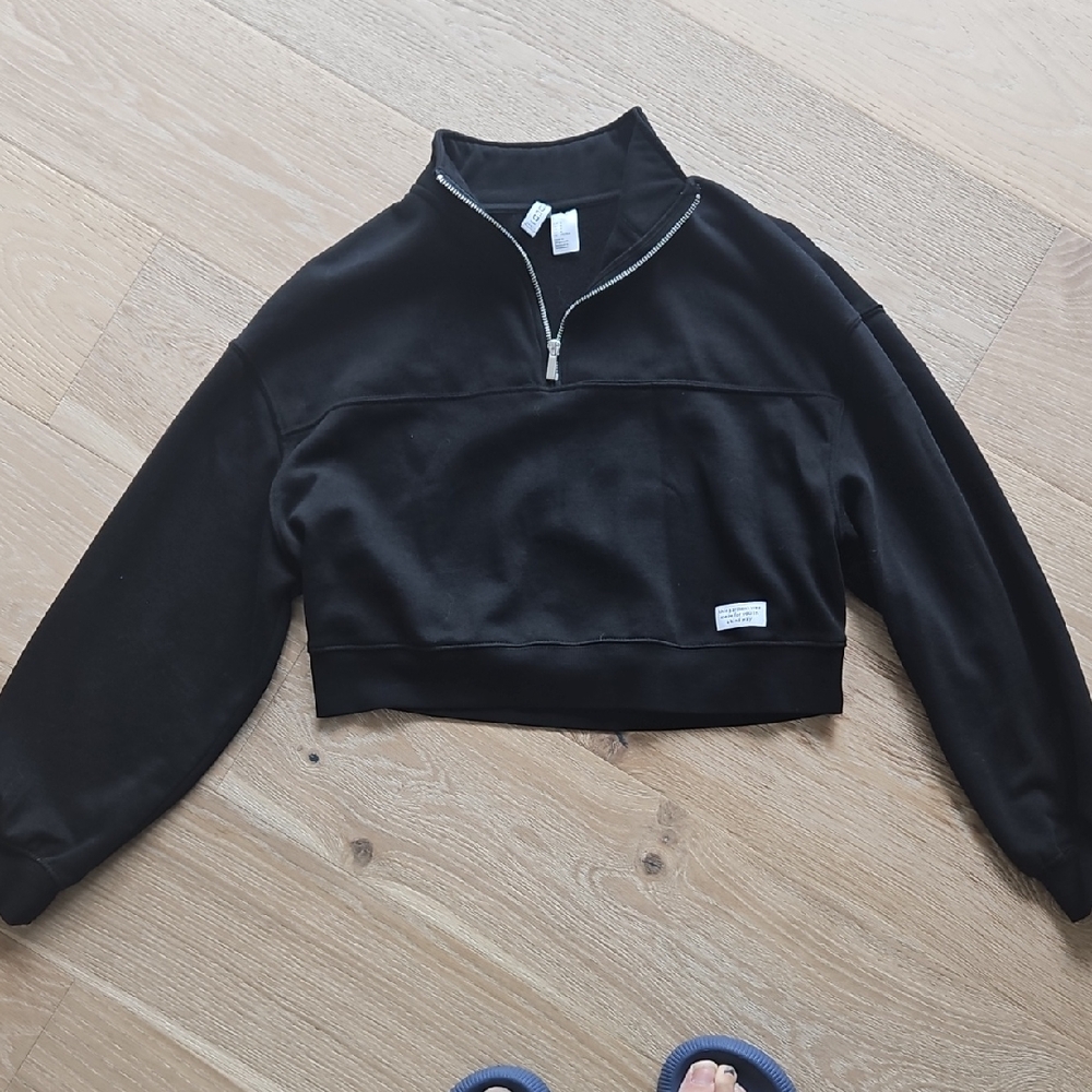 H&M Black Long Sleeve Crop Sweatshirt